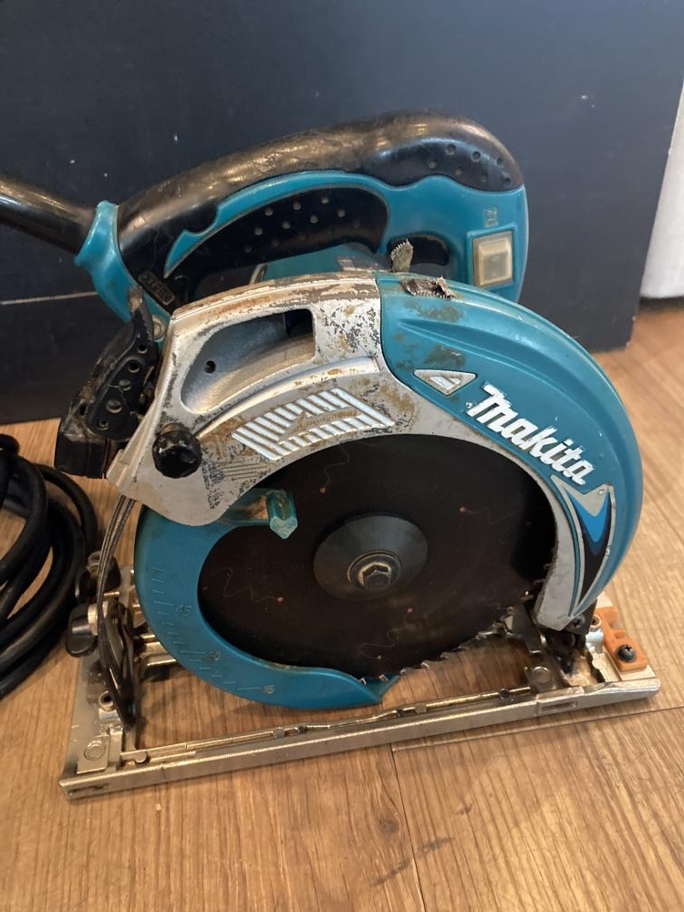 マキタ 165mm電動マルノコ 5637BAの中古 中古C傷汚れあり 《東京・足立